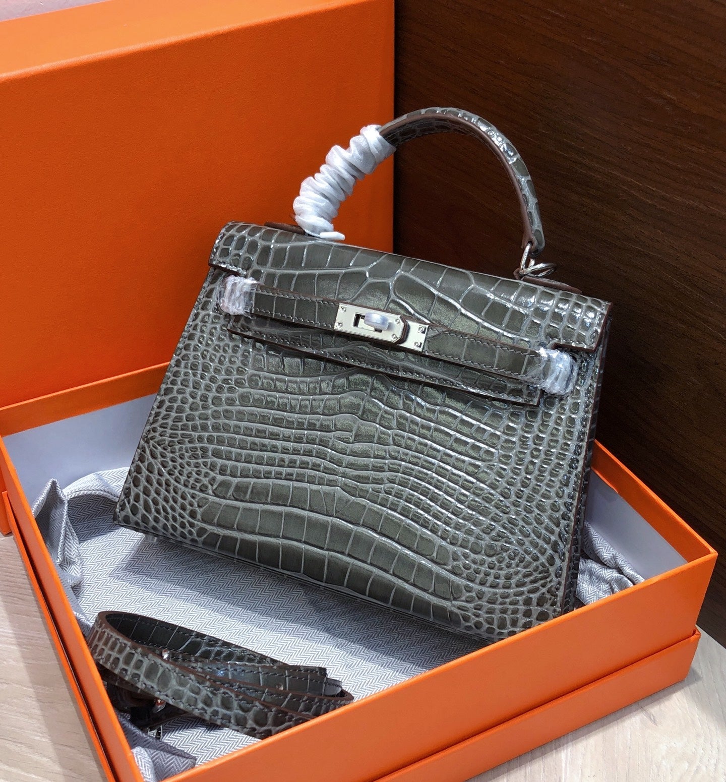 Kelly Sellier 22 Étoupe Shiny Alligator Silver Hardware