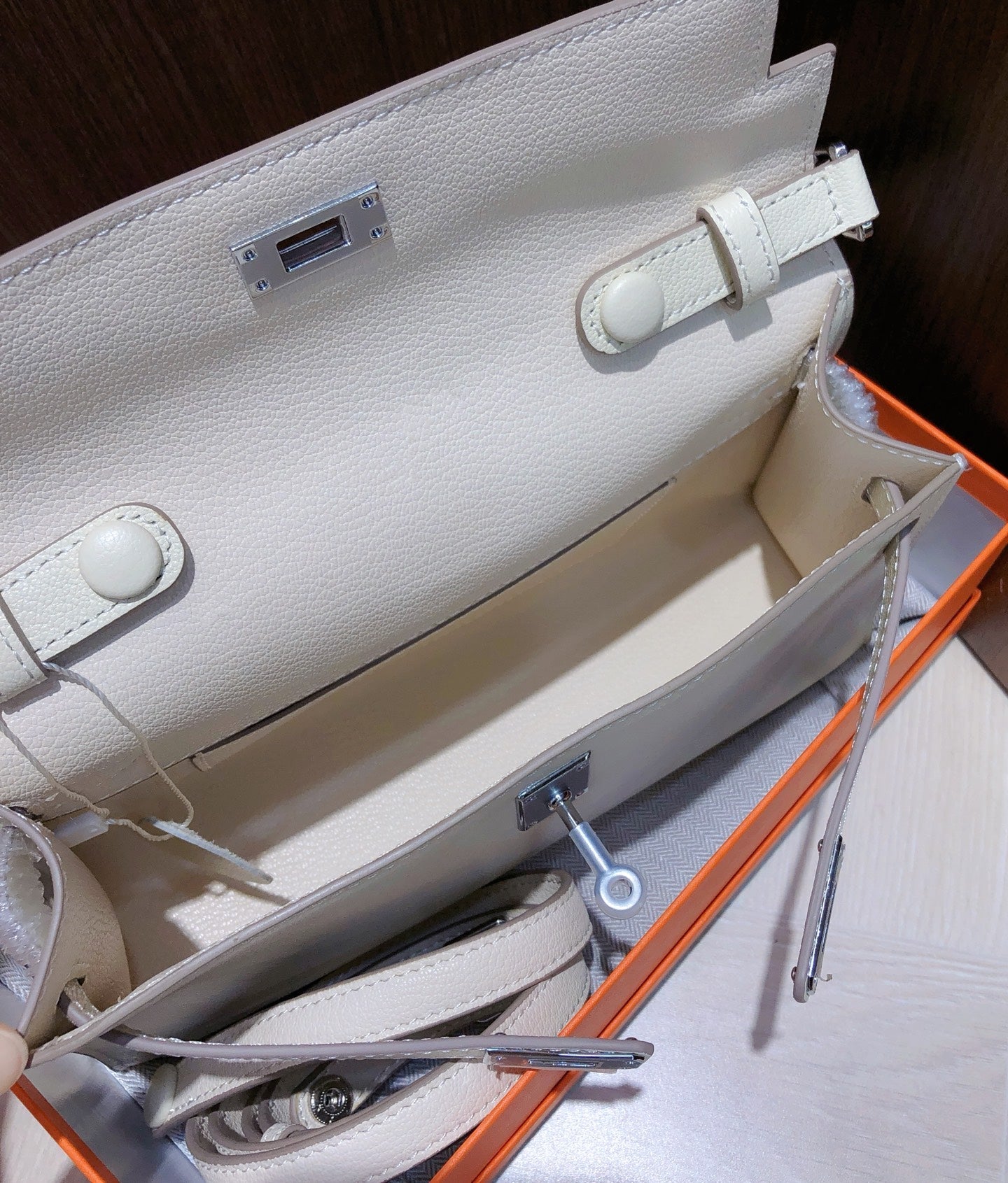 Kelly Elan 25 Underarm Baguette Bag, Genuine Top Layer Cowhide Goat Grain Leather, Silver Hardware Off White Shoulder Handbag, Youthful Elegant Goddess Daily Purse Size 25×6.5×15cm