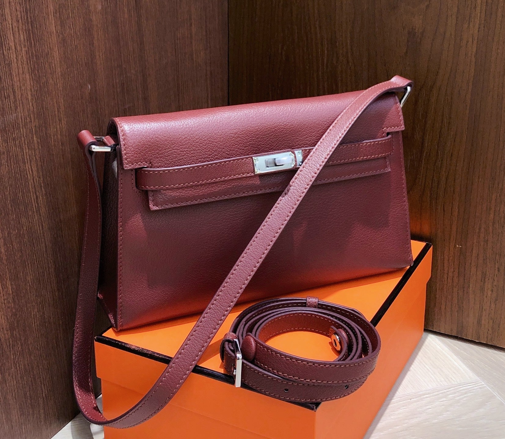Kelly Elan 25 Underarm Baguette Bag, Genuine Top Layer Cowhide Goat Grain Leather, SilverHardware Vintage Wine Red Shoulder Handbag, Elegant Luxury Quiet Glam Daily Purse Size 25×6.5×15cm
